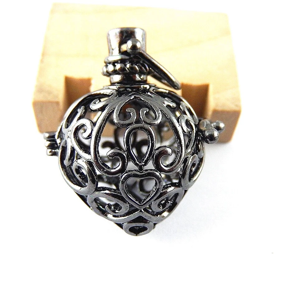 2 PIEZAS Medallón Colgante Corazón Floral Huecado Negro Bola Mexicana Dije Llamador Ángel Foto 2 de 4