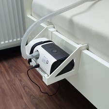 Premium Halterung ResMed AirSense 11 f&uuml;r Bettrahmen (mit u. ohne Wassertank)