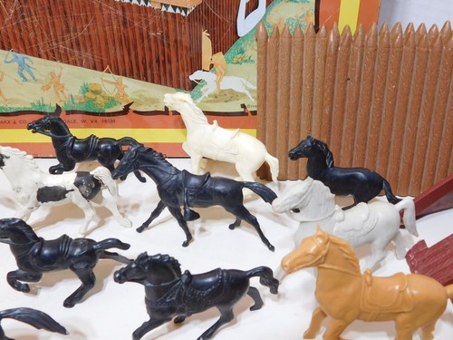 1968 Marx Fort Apache Carry All Action Partial Play Set w/ Tin Case & 100+ Pcs - Picture 13 of 18