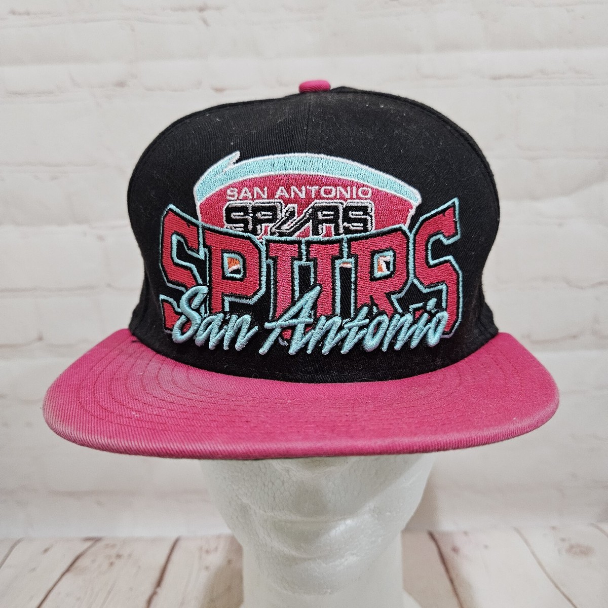 SAN ANTONIO SPURS Black/Pink Throwback Snapback Youth Hat Hardwood - Main Image