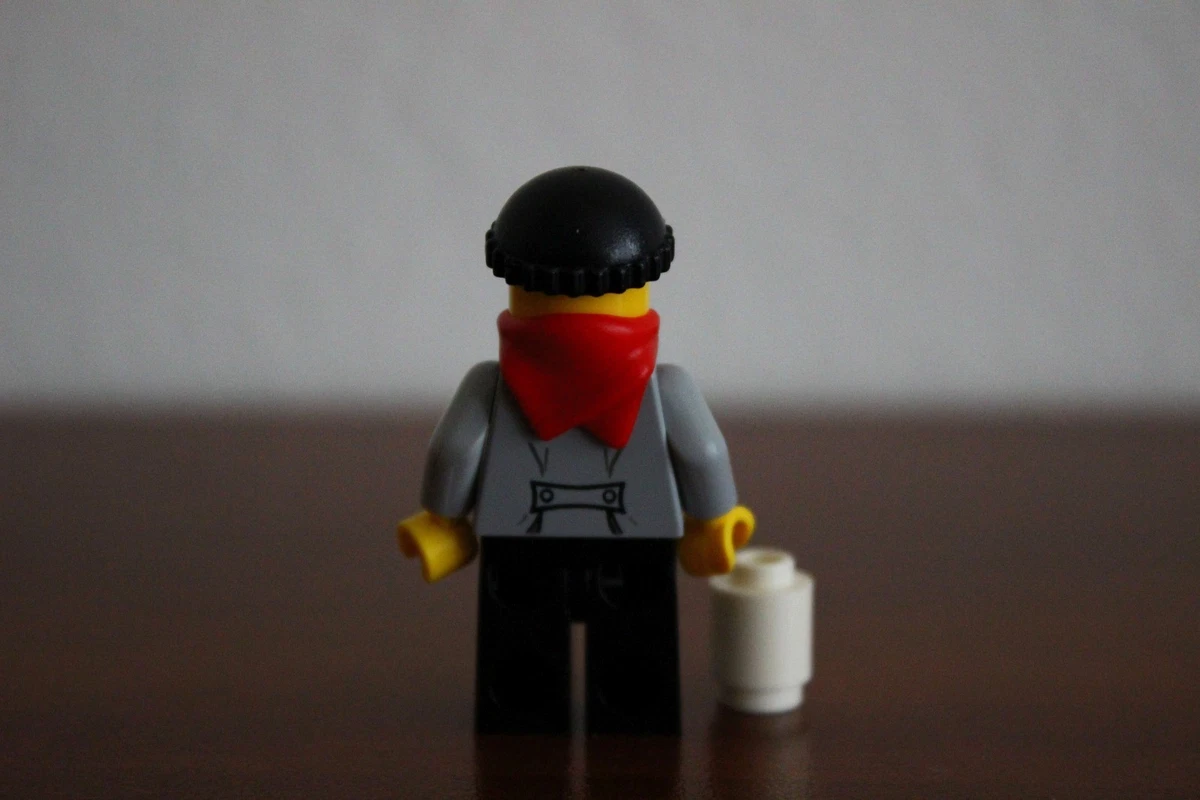 Lego Advent Calendar 2011 City Day 1 Robber with Snowball Set