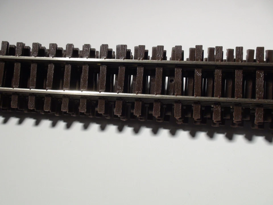 HON3 Micro-Engineering #10-114 HON3 SCALE Code 70 Flex Track NON WEATHERED - Image 2 of 4