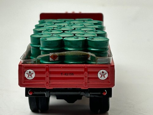 Corgi 52902 Diamond T Truck with Oil Drums 1:50 Scale with Box - Picture 21 of 24