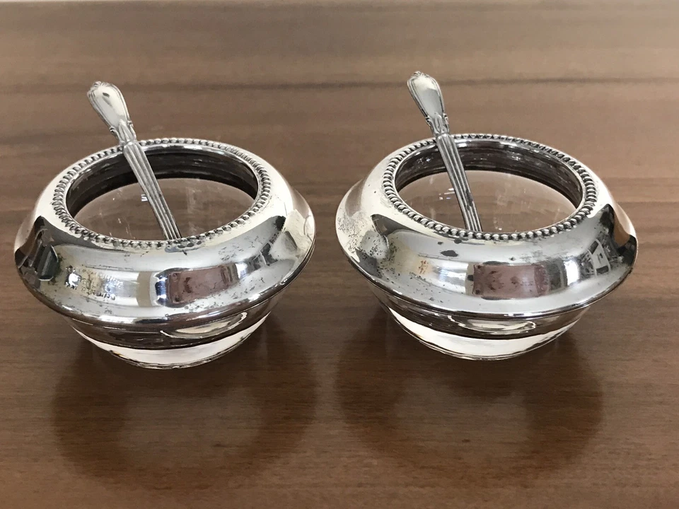 Par de antiguas salinas de cristal Frank M. Whiting con bordes de ley, cucharas Foto 2 de 4