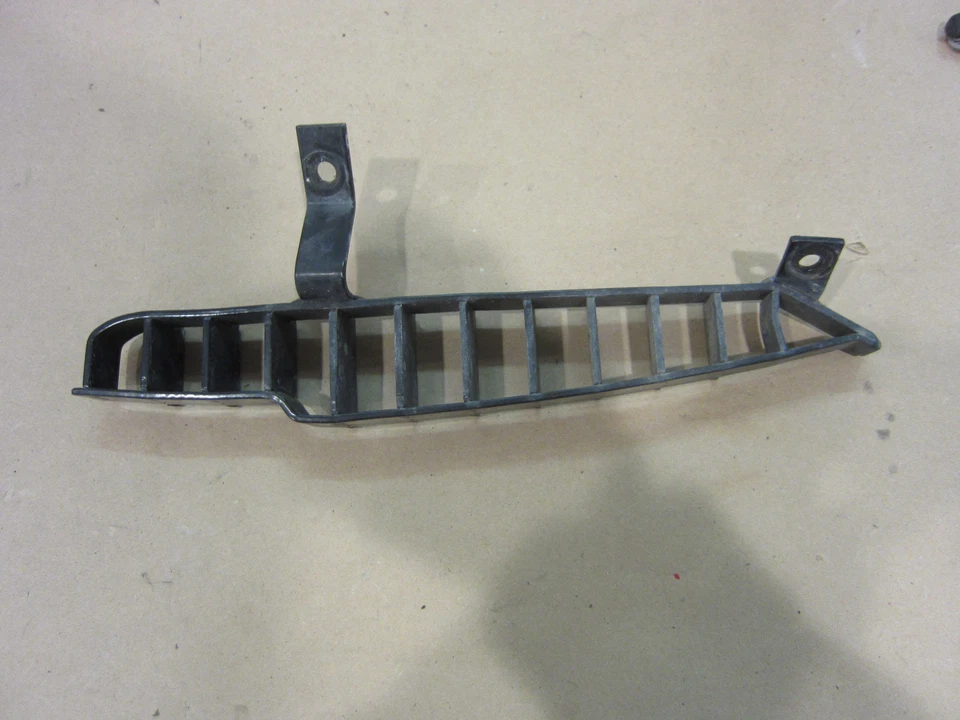 Ferrari 456 GT - Guardabarros interior derecho rejilla / ventilación - P/N 63743800 Foto 2 de 3