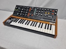 BEHRINGER POLY-D Analogue Synthesizer - 4xVoice Paraphonic Droog rebrand