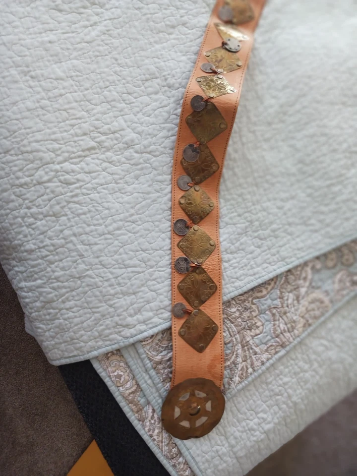 Cinturón medallón marroquí de cuero y latón, 44 pulgadas de largo, 3 pulgadas de ancho Foto 2 de 4