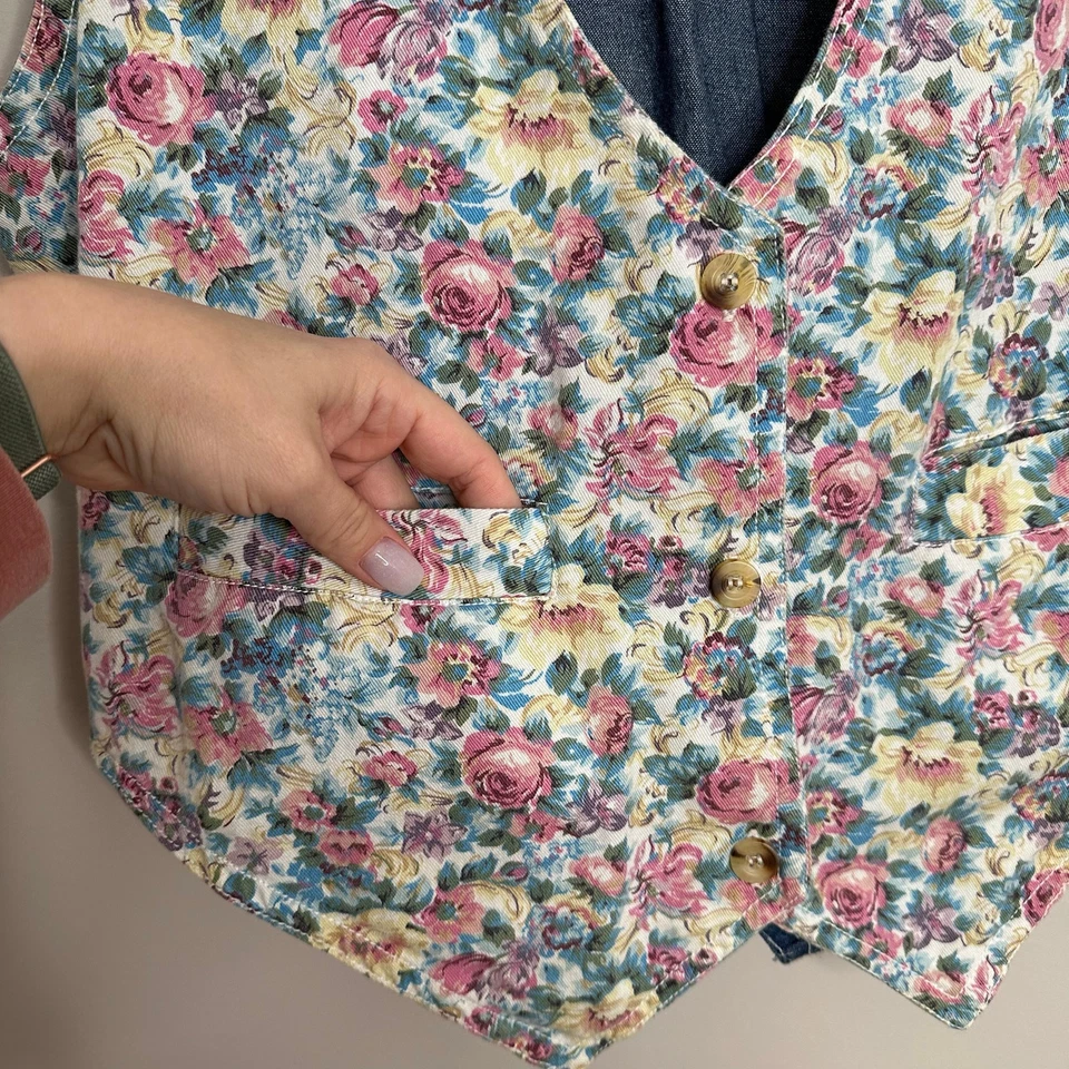 Colete Cotton Express vintage estampa floral 3 botões com amarração nas costas - Imagem 3 de 4