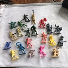 27 VTG Plastic Toy ARMY MEN WESTERN COWBOYS WARRIORS NATIVE FIGURES
