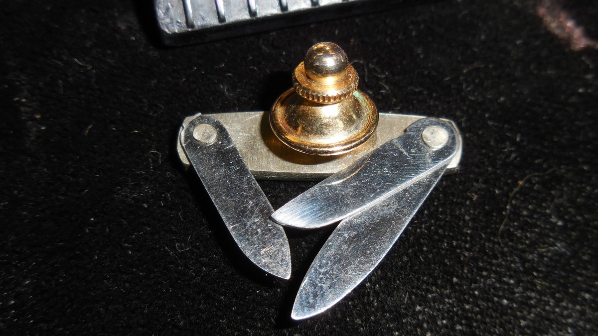 VTG PARKER EAGLE SEKI JAPAN TIE TACK HAT PIN MINIATURE FOLDING