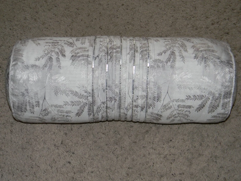 Almohada enrollable decorativa de damasco helecho plateado colección Hotel Collection 8x24 ~NUEVA CON ETIQUETAS~ Foto 2 de 4