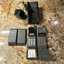 Pr. Vintage flip Motorola Cell phone Models: 72555AD  F09HLD8426AD. Both Work 