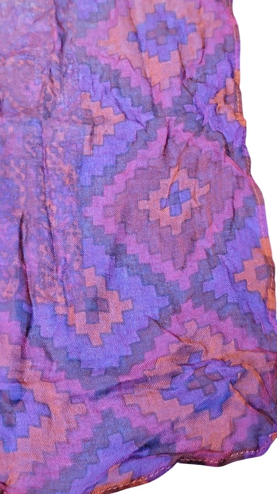 Bufanda de viscosa con patrón geométrico púrpura Theodora & Callum Foto 3 de 4