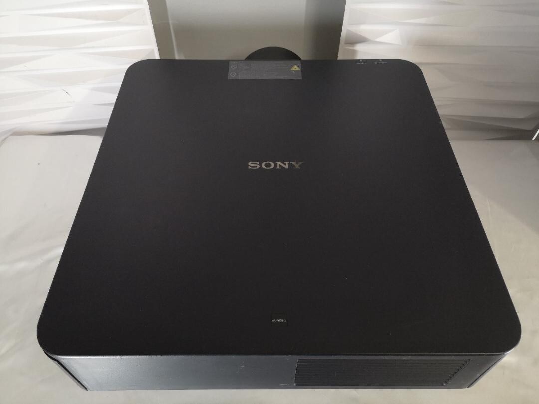SONY HDMI-compatible commercial projector VPL-FHZ700L with SONY HDMI-compatible commercial projector VPL-FHZ700L with