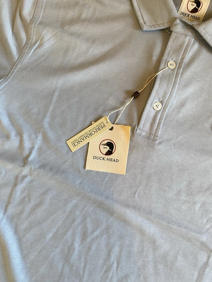 Polo Performance Masculina Duck Head Azul Céu Manga Curta Tamanho Médio MSRP $108 Novo com etiquetas - Imagem 2 de 4