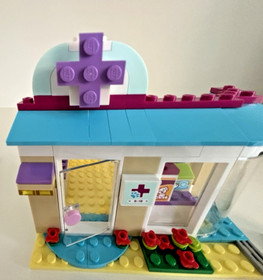 Lego Friends #41085 ~ Vet Clinic ~ Complete with Manual, no box