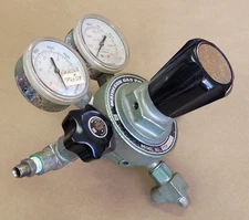 MATHESON GAS PRESSURE REGULATOR MODEL 3104-580, ITEM A
