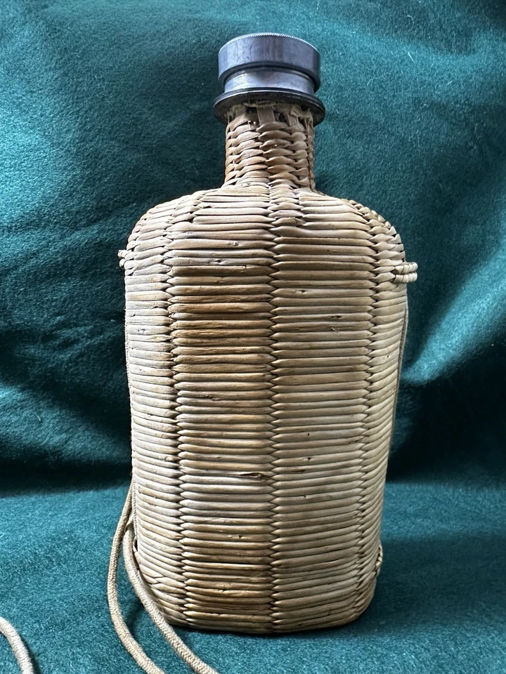 Ancienne gourde de pèlerin en verre recouverte d’osier - Photo 2/4