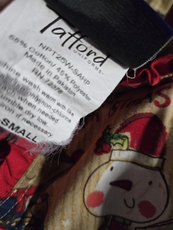 Tafford Scrub Top size XS-CHRISTMAS Santa/Reindeer/Elves-Chest 20.5"/L 25.5" - Image 4 of 4