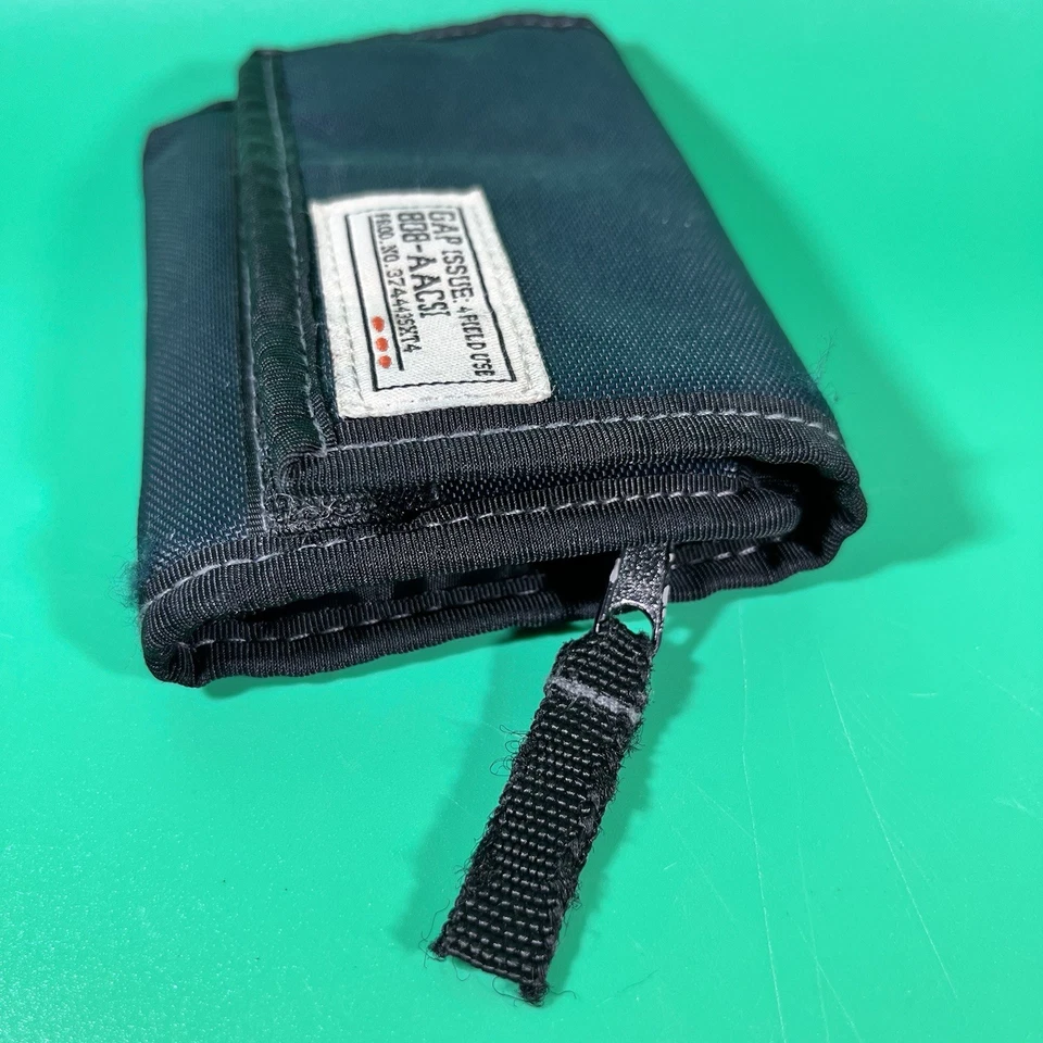 Cartera Spring Gap 2003 azul marino con interior camuflada gancho y bucle triple pliegue Foto 2 de 4