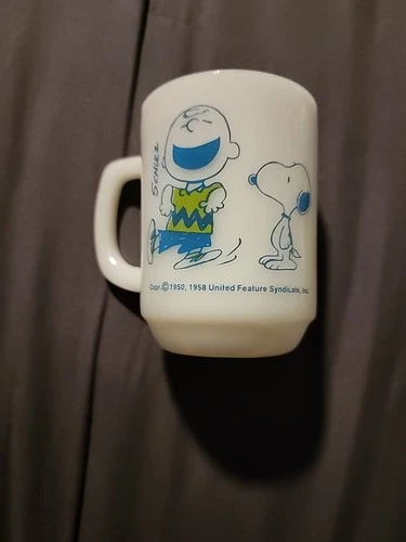VINTAGE 1958 Charlie Brown,Snoopy,Schulz Milk Glass Fire King Anchor Hocking Mug