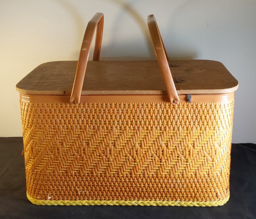 VINTAGE LARGE REDMON WICKER PICNIC BASKET W/WINE CADDY,CUTTLERY, 2 PLATES,OPENER