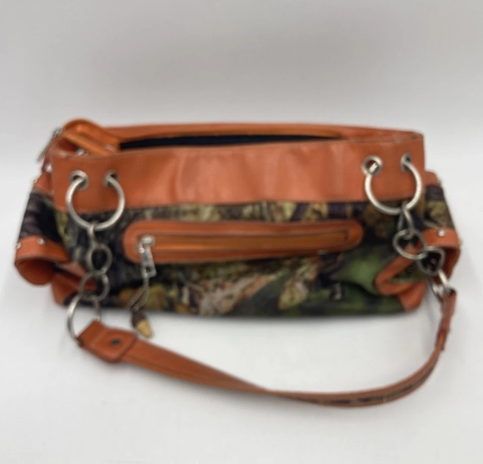 Cartera/bolso de mano Realtree camuflaje tachuelas y detalles de hebilla de diamantes de imitación y asa Foto 2 de 4
