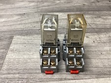 SET BESTEHEND AUS 2 Omron LY2 24VDC Relais/mit Sockel #127N155