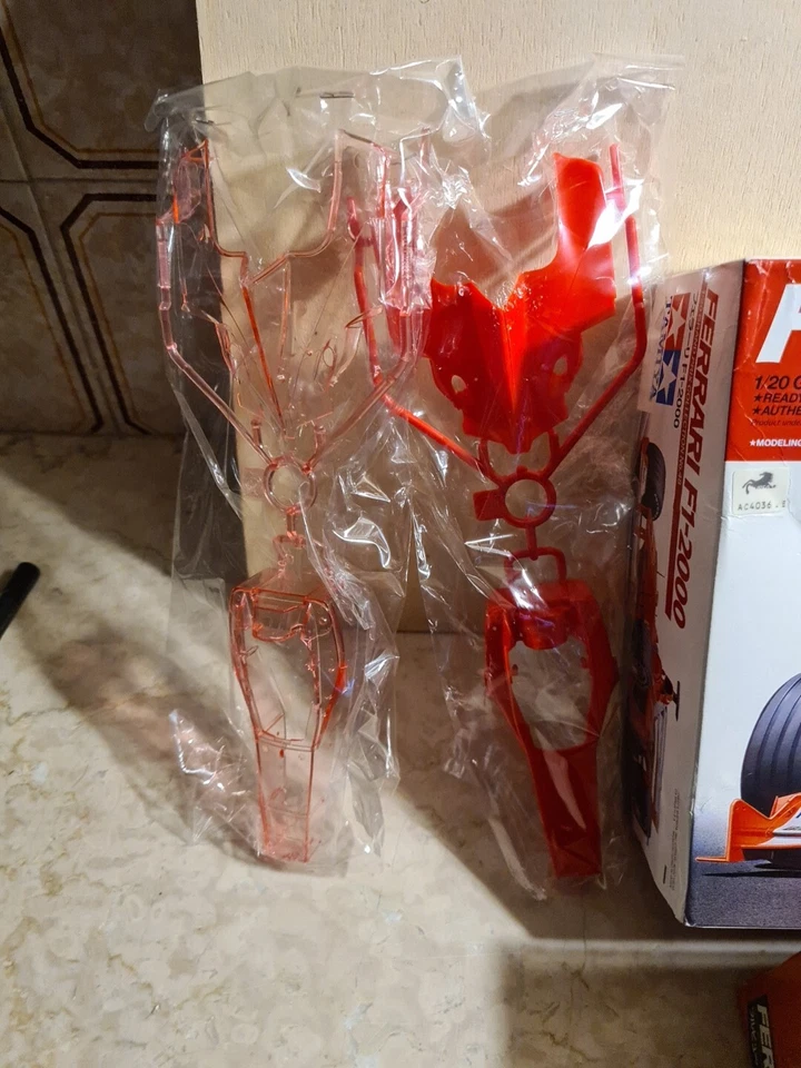 1:20 TAMIYA FERRARI F1-2000 FORMULA 1 WITH CLEAR PARTS EDITION sealed - Immagine 3 di 4