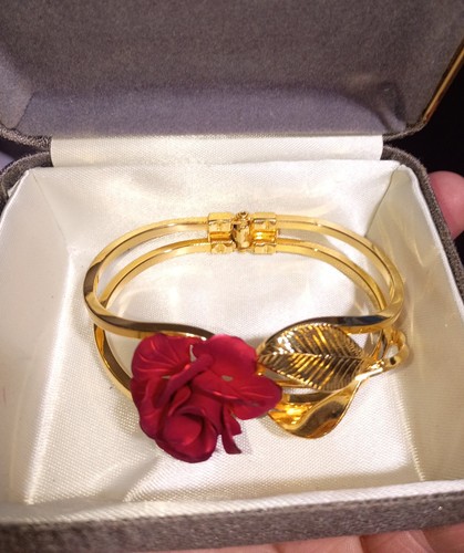 Cerritos Vintage Gold-toned Hinge Cuff Bracelet Featuring A Ruby-red Rose