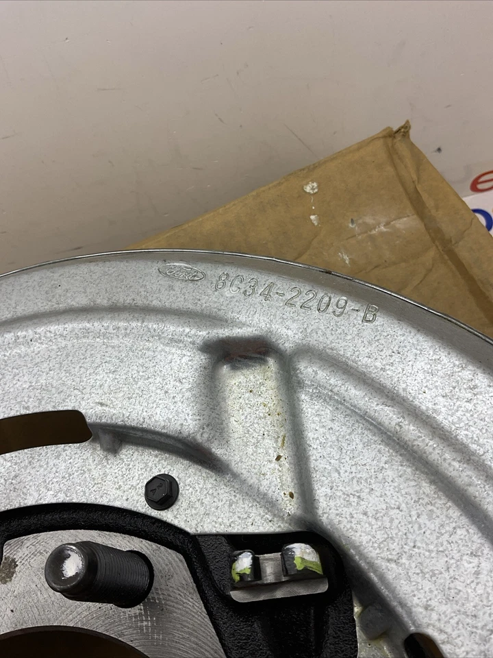 Conjunto de freno trasero Ford F450, F550 Super Duty 2005-2016 OEM # BC3Z-2209-B 💰 Foto 2 de 4