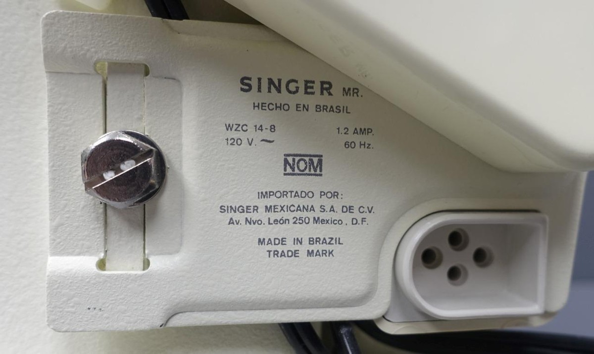 Singer Merritt 3130 Electric Sewing Machine +14 Special Singer Merritt 3130 Electric Sewing Machine +14 Special