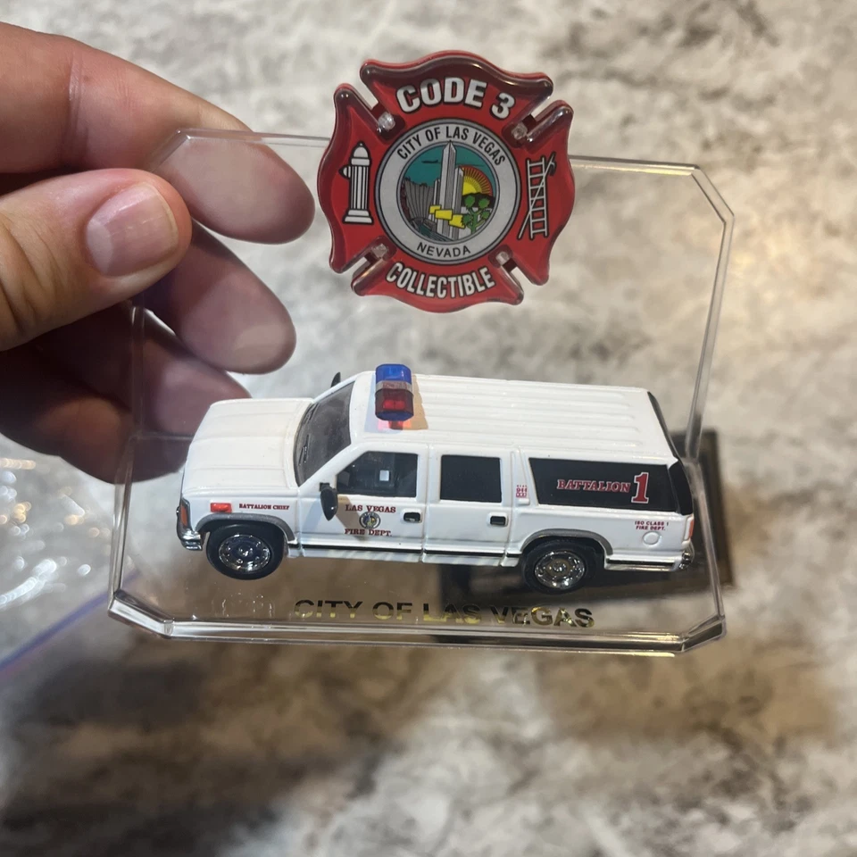 Code 3 Collectibles Las Vegas Fire Dept. Battalion #1 Chevrolet Suburban 12407 - Image 3 of 4