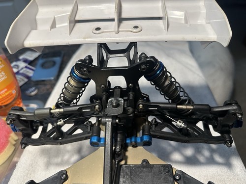 TEAM ASSOCIATED Factory Team RC8B3E ROLLER 1/8 Scale Buggy Remote Control - Picture 4 of 12