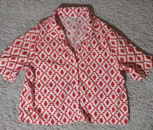 Top corto mediano tono y orilla con botones rojo y blanco patrón geométrico