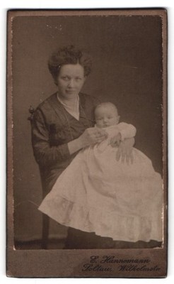 Photograph E. Hannemann, Soltau, Wilhelmstraße, mother with child in solemn ceremony  