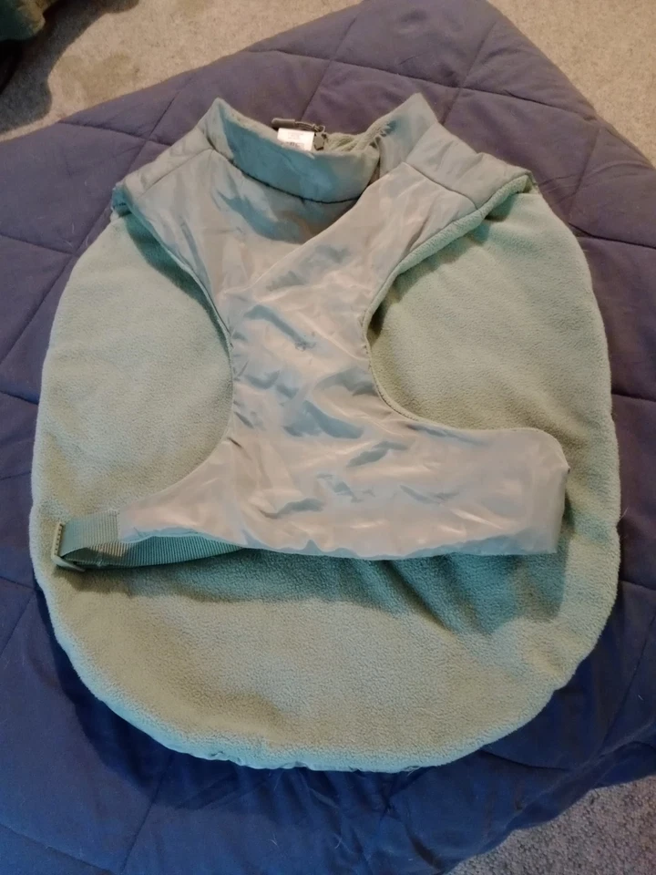 Botas y Barkley Verde Oliva, Parka Puffer Perro con Hebilla y Cremallera Foto 2 de 4