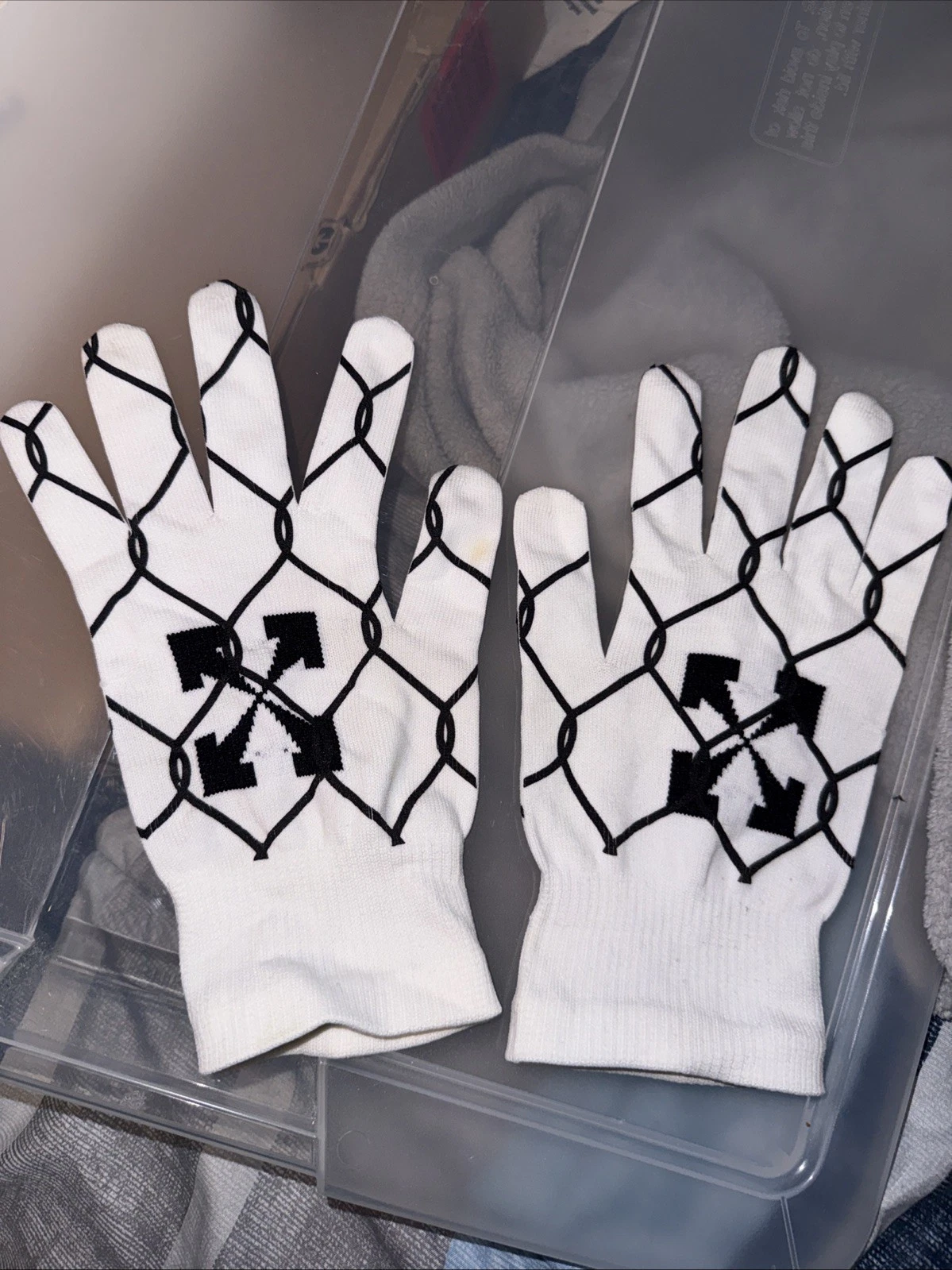 Off White Winter Gloves