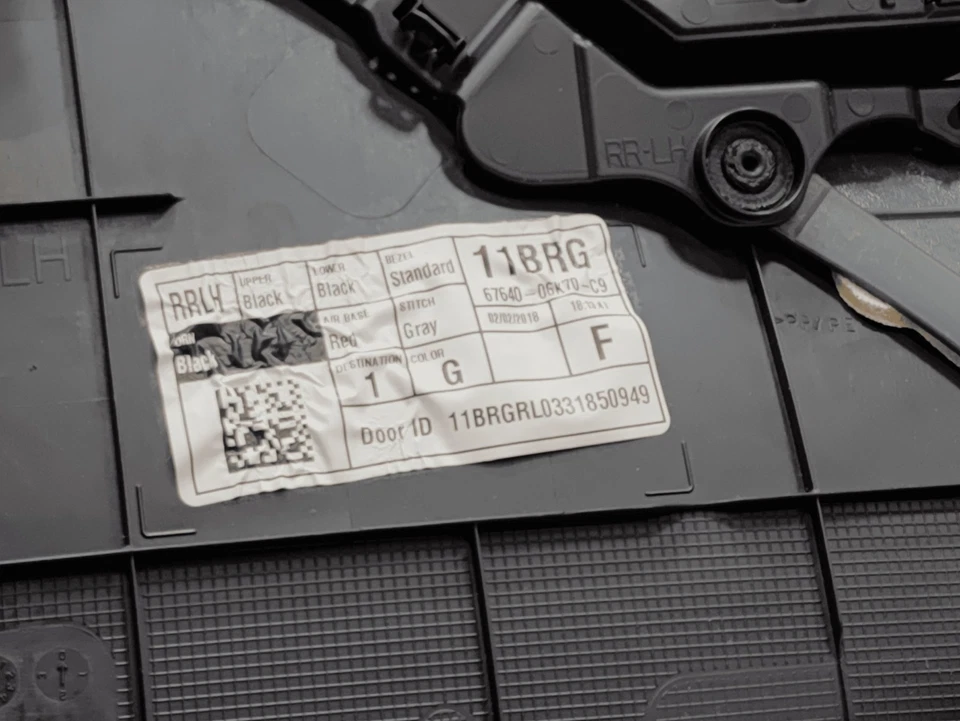 Toyota Camry 2018 lado del conductor trasero interior panel de puerta cubierta roja *LB30* OEM Foto 3 de 4