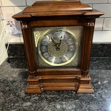 RETIRED 2011 Howard Miller Akron 635-125 Quartz Chiming Mantle Clock Dual Chime