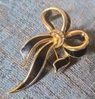 VTG. HEAVY GOLD TONE METAL RHINESTONE  BOW RIBBON PIN — photo 3