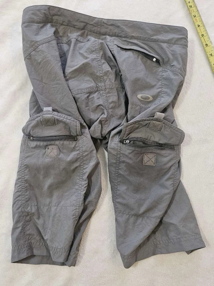 Hombre Gris Oakley Acolchado MTB Pantalones Cortos Medianos Foto 3 de 4