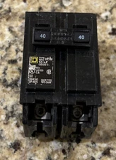 SQUARE D HOM240 40 Amp 2 Pole 120/240V Circuit Breaker. Missing Lug Screws.