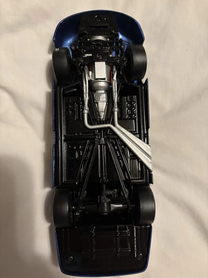 Jeff Gordon #24 DUPONT/SUPERMAN 1999 Chevy Monte Carlo Action NASCAR escala 1:24 - Imagem 4 de 4