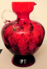 Opaline Florence Glasvase mit Henkel rot/schwarz 1970er Jahre Vintage, Höhe 22cm