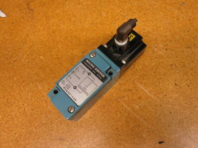 Micro Switch PVA0015AA Limit Switch 10-40VDC Used