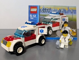 LEGO 7890 Ambulance + 7902 Doctor's Car Minifigs City