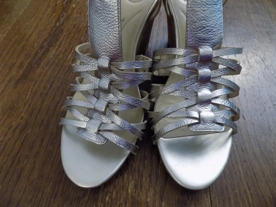 Sandalia de cuña Isaac Mizrahi Live con tiras Fisherman 3,5" brillante granulada plateada 10 Foto 3 de 4