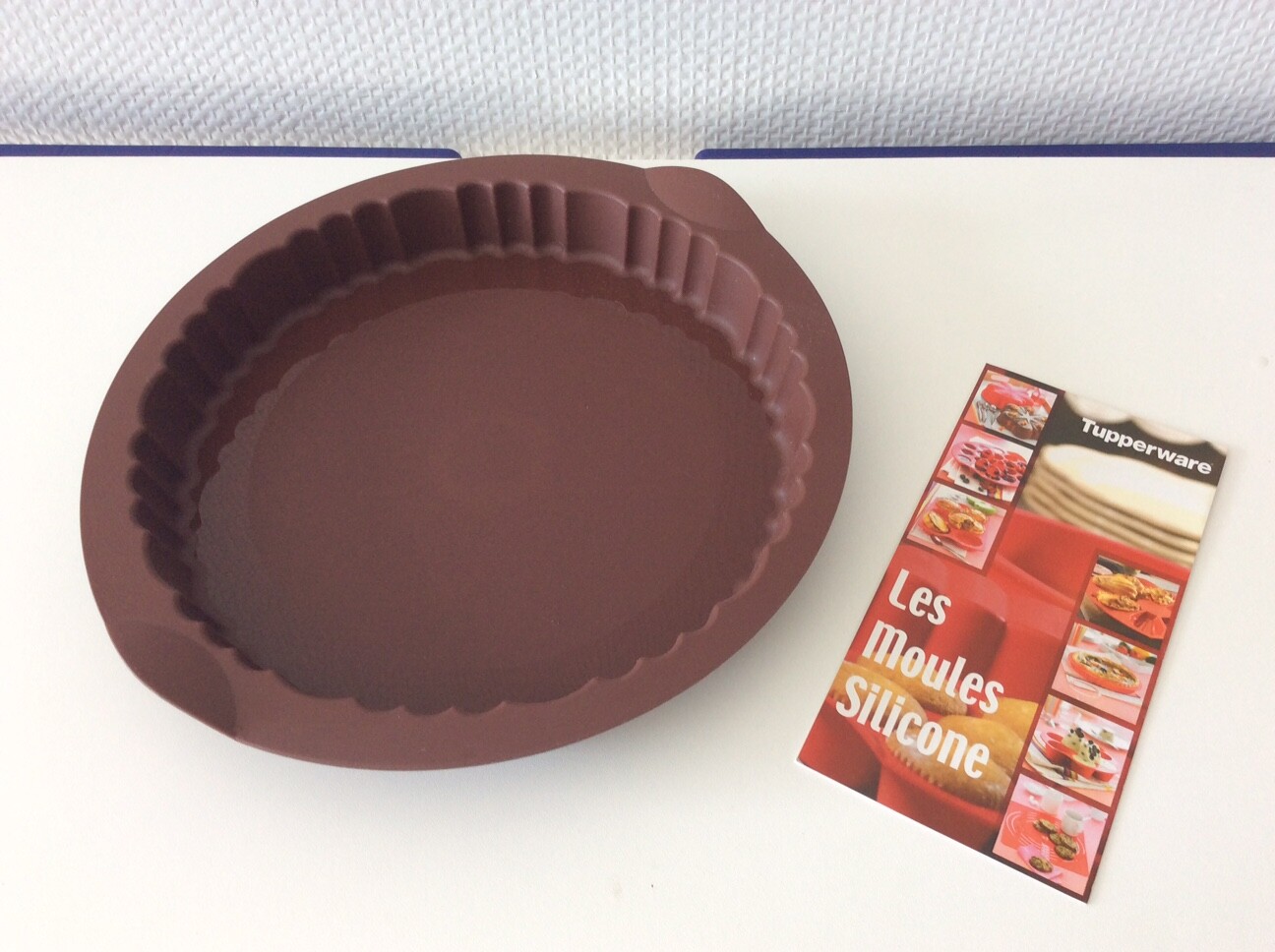 Moule à tarte Tupperware fini les pâtes collées grâce au dépliant recettes