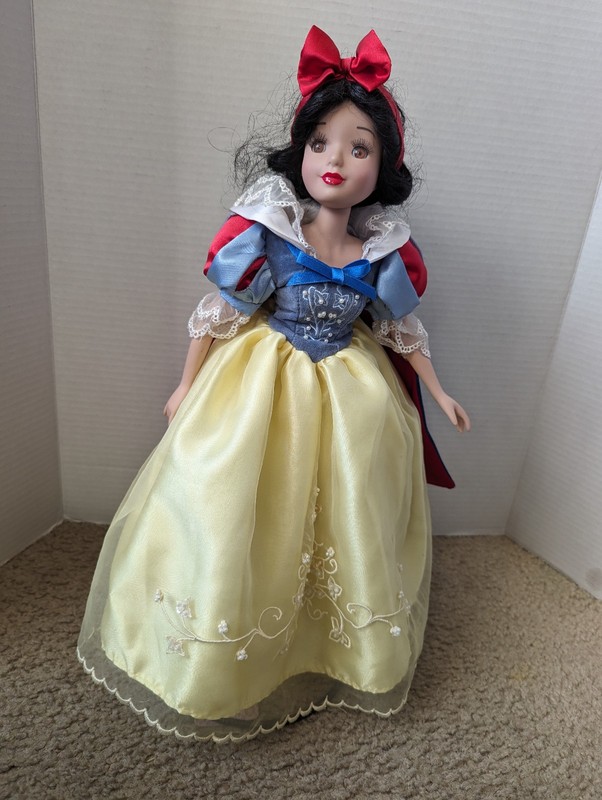 Disney Princesses Snow White and Cinderella 16" Porcelain Dolls with Stands